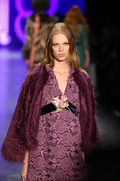 Anna Sui sonbahar 2016 gösteri