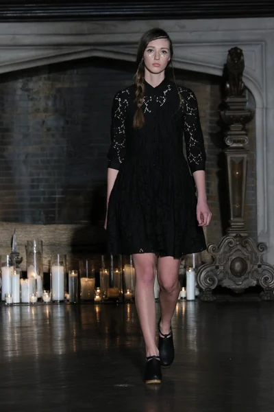 Morgane Le Fay modeshow — Stockfoto