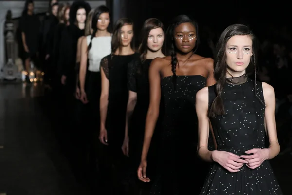 Morgane Le Fay modeshow — Stockfoto