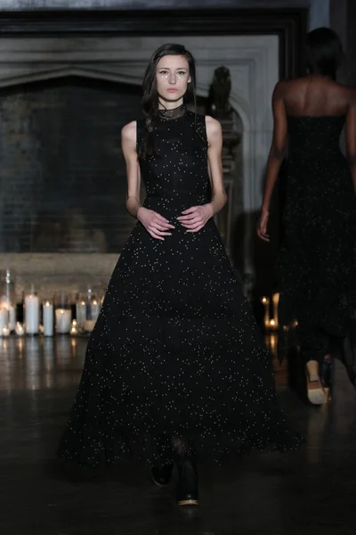 Desfile de moda de Morgane Le Fay — Foto de Stock