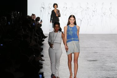 Tasarımcı Kimberly Richardson ve model