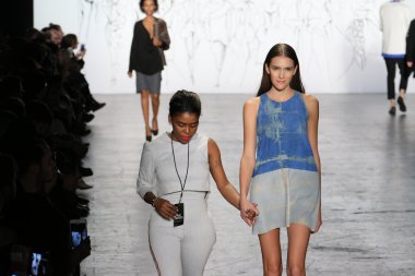 Tasarımcı Kimberly Richardson ve model