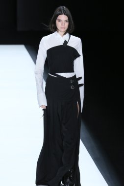 Kendall Jenner Vera Wang Koleksiyonu giyiyor