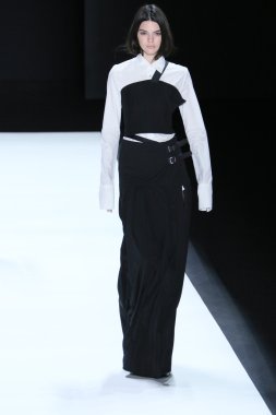 Kendall Jenner Vera Wang Koleksiyonu giyiyor