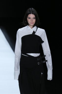 Kendall Jenner Vera Wang Koleksiyonu giyiyor