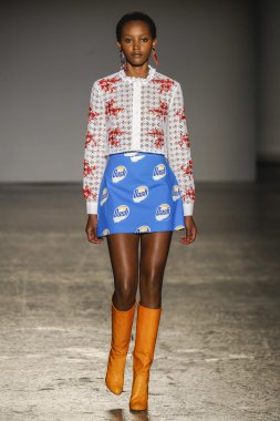 Au Jour Le Jour defilesi