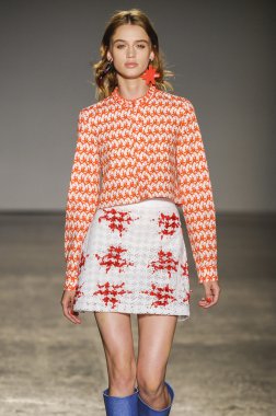 Au Jour Le Jour defilesi