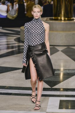 Aquilano Rimondi defilesi