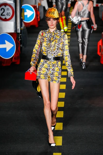 Desfile de moda de Moschino — Fotografia de Stock