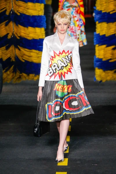 Desfile de moda de Moschino — Fotografia de Stock