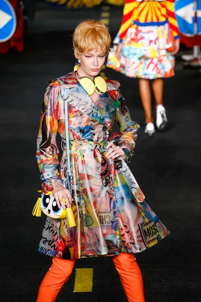 Desfile de moda de Moschino — Fotografia de Stock