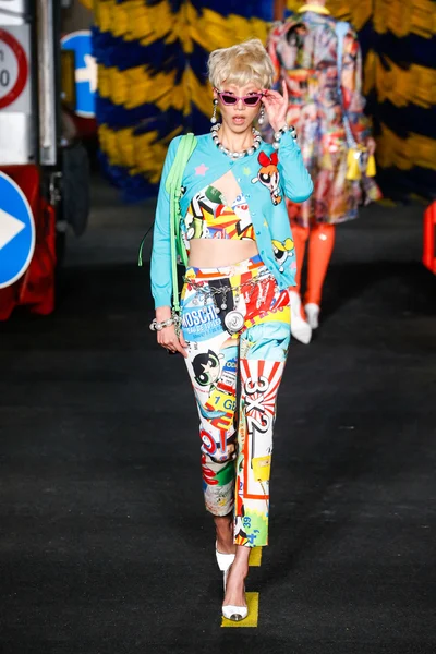 Pokaz mody Moschino — Zdjęcie stockowe