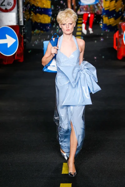 Desfile de moda de Moschino — Fotografia de Stock