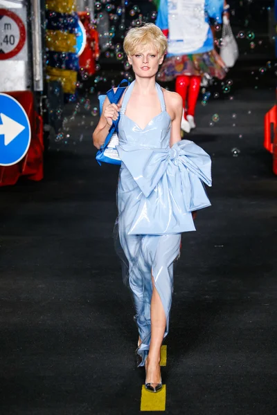 Desfile de moda de Moschino — Fotografia de Stock