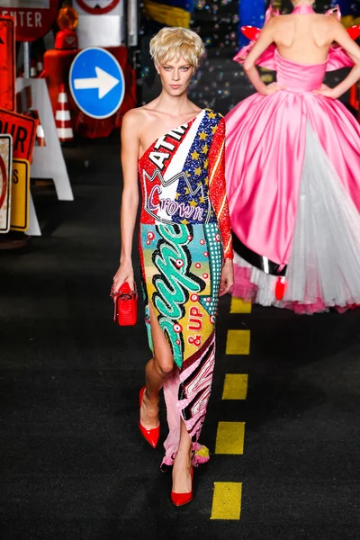 Desfile de moda de Moschino — Fotografia de Stock