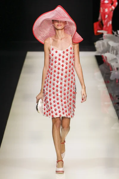 モデル B マイケルで滑走路を歩くアメリカ ファッションショー ストックエディトリアル用写真 C Fashionstock