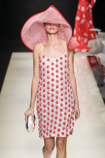 モデル B マイケルで滑走路を歩くアメリカ ファッションショー ストックエディトリアル用写真 C Fashionstock