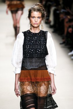 Alberta Ferretti defile