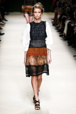 Alberta Ferretti defile