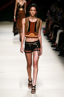 Alberta Ferretti defile