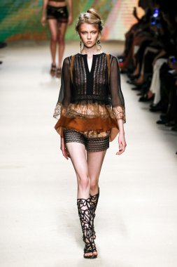 Alberta Ferretti defile