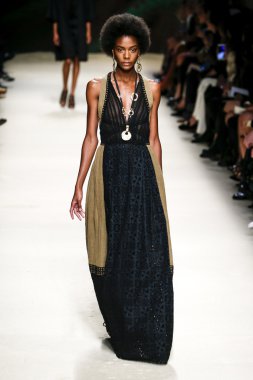 Alberta Ferretti defile