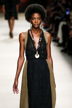 Alberta Ferretti defile