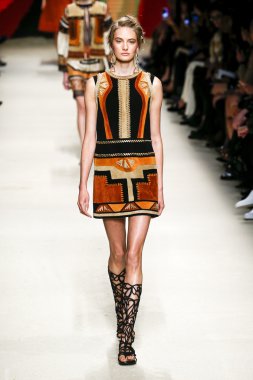 Alberta Ferretti defile