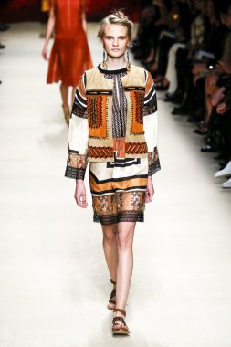 Alberta Ferretti defile