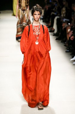 Alberta Ferretti defile