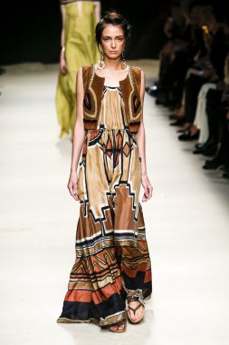 Alberta Ferretti defile