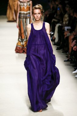 Alberta Ferretti defile