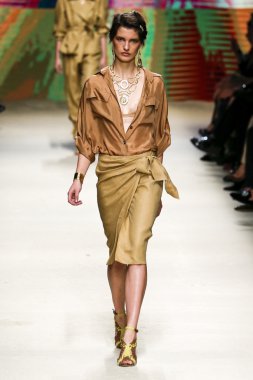 Alberta Ferretti defile