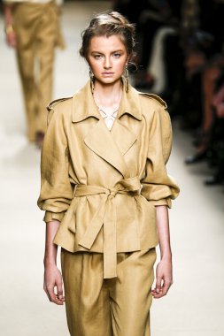 Alberta Ferretti defile