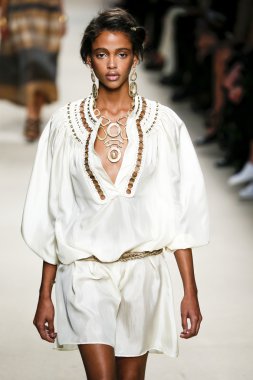 Alberta Ferretti defile