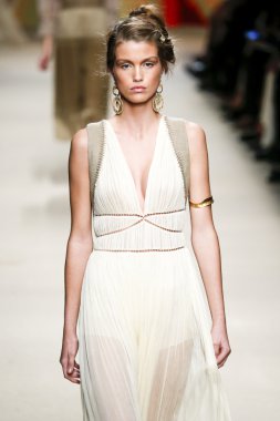 Alberta Ferretti defile