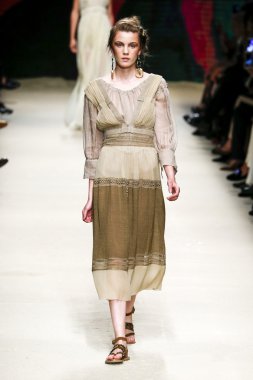 Alberta Ferretti defile