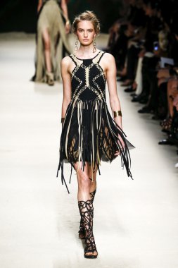 Alberta Ferretti defile