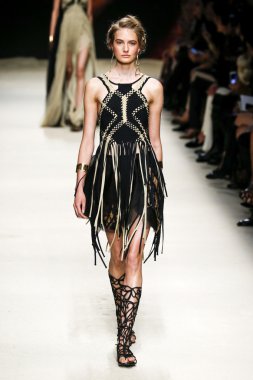 Alberta Ferretti defile