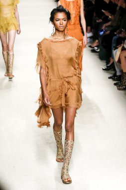 Alberta Ferretti defile