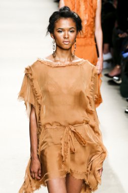 Alberta Ferretti defile