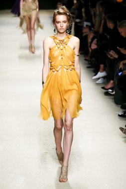Alberta Ferretti defile
