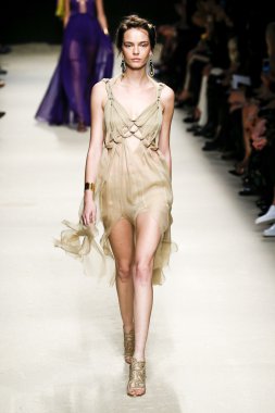Alberta Ferretti defile