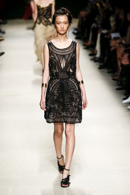 Alberta Ferretti defile