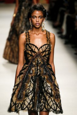 Alberta Ferretti defile