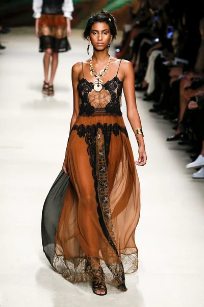 Alberta Ferretti modeshow — Stockfoto