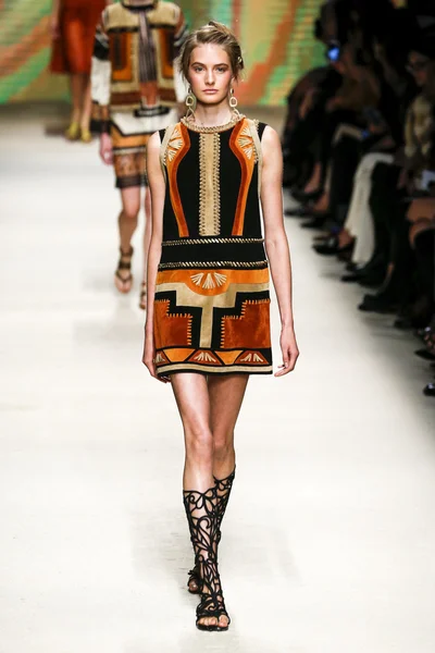 Alberta Ferretti defile