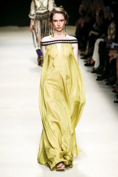 Pokaz mody Alberta Ferretti — Zdjęcie stockowe