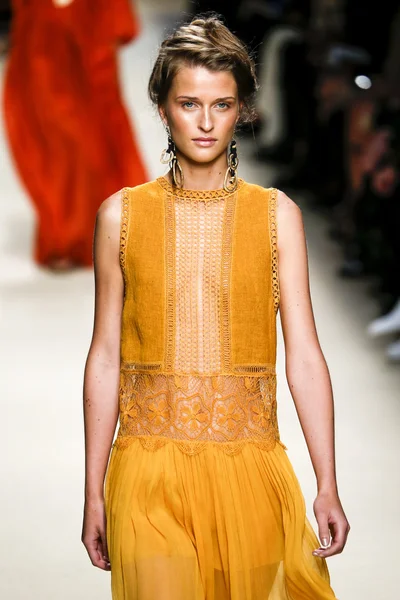 Alberta Ferretti modeshow — Stockfoto