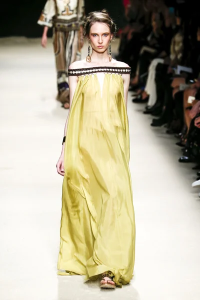 Alberta Ferretti desfile de moda — Fotografia de Stock